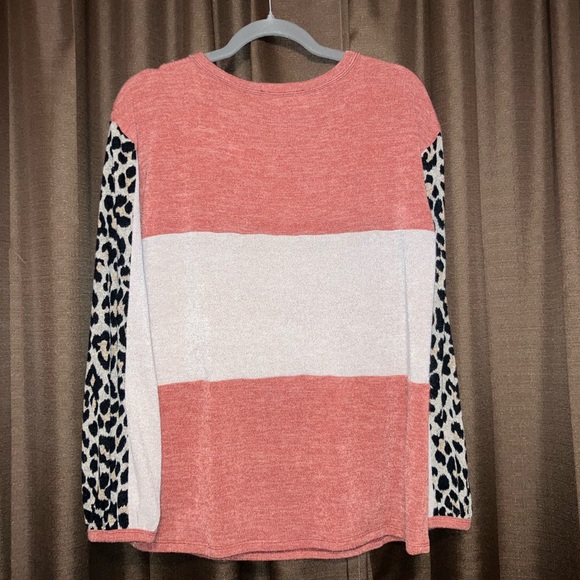 Light-Weight Two-Tone Sweater with Cheetah Print Sleeves - Picture 4 of 4